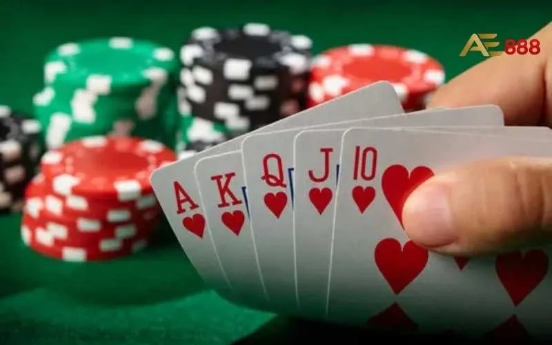Năm lá A, K, Q, J, 10 chất cơ bên các chồng chip Poker AE888